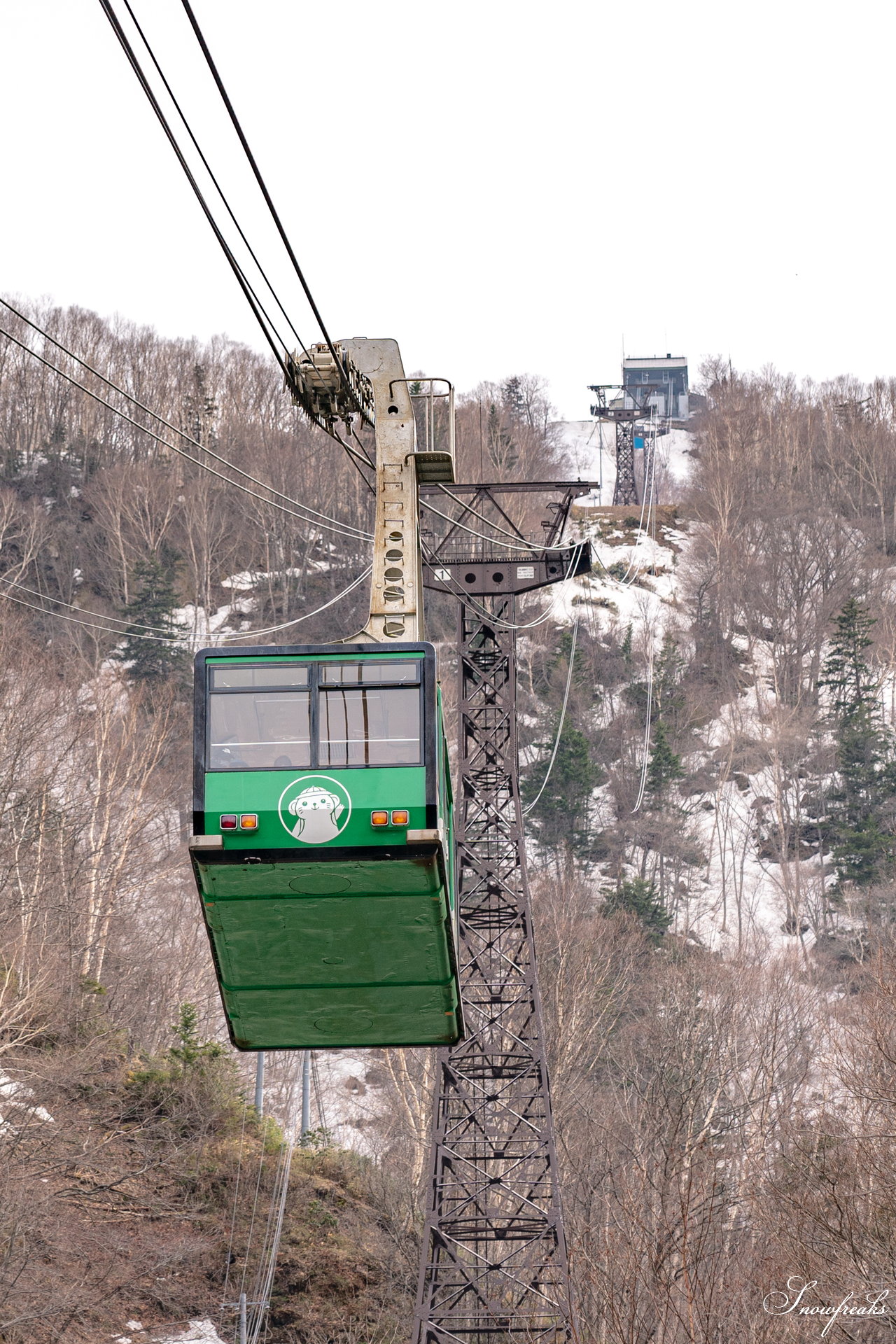 大雪山層雲峡・黒岳ロープウェイスキー場　本日の積雪 310cm。神々の遊ぶ庭でのんびり春スキー＆スノーボードを楽しみましょう♪